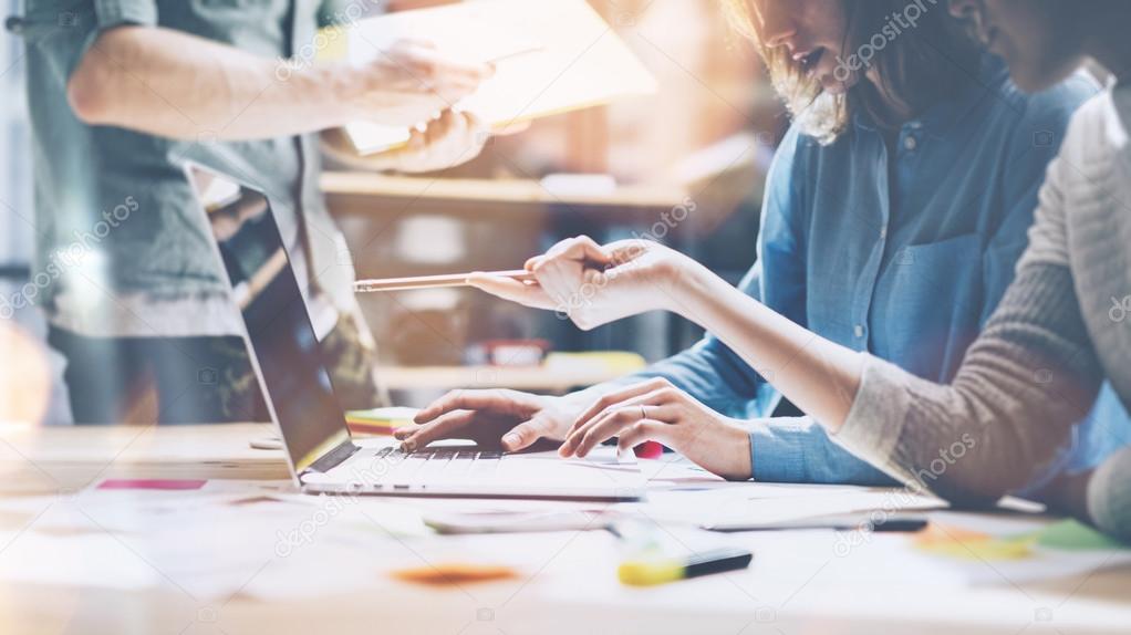 Postazioni di lavoro aziendali con computer e persone al lavoro