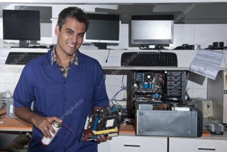 Tecnico che lavora su un computer in negozio di informatica