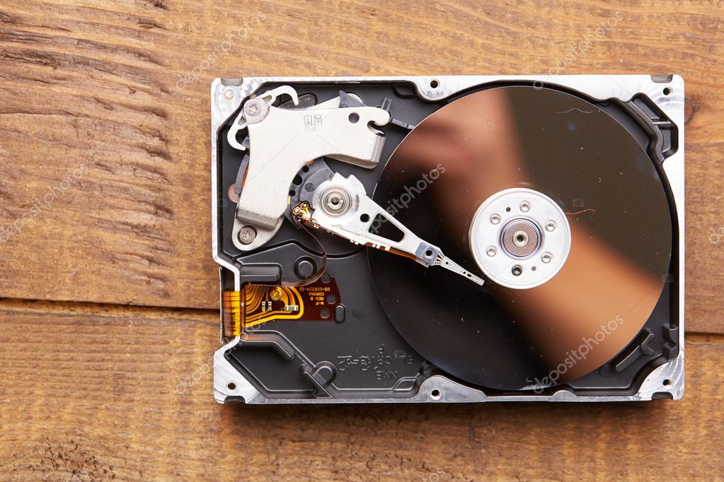 Hard disk aperto con simbolo di dati in recupero