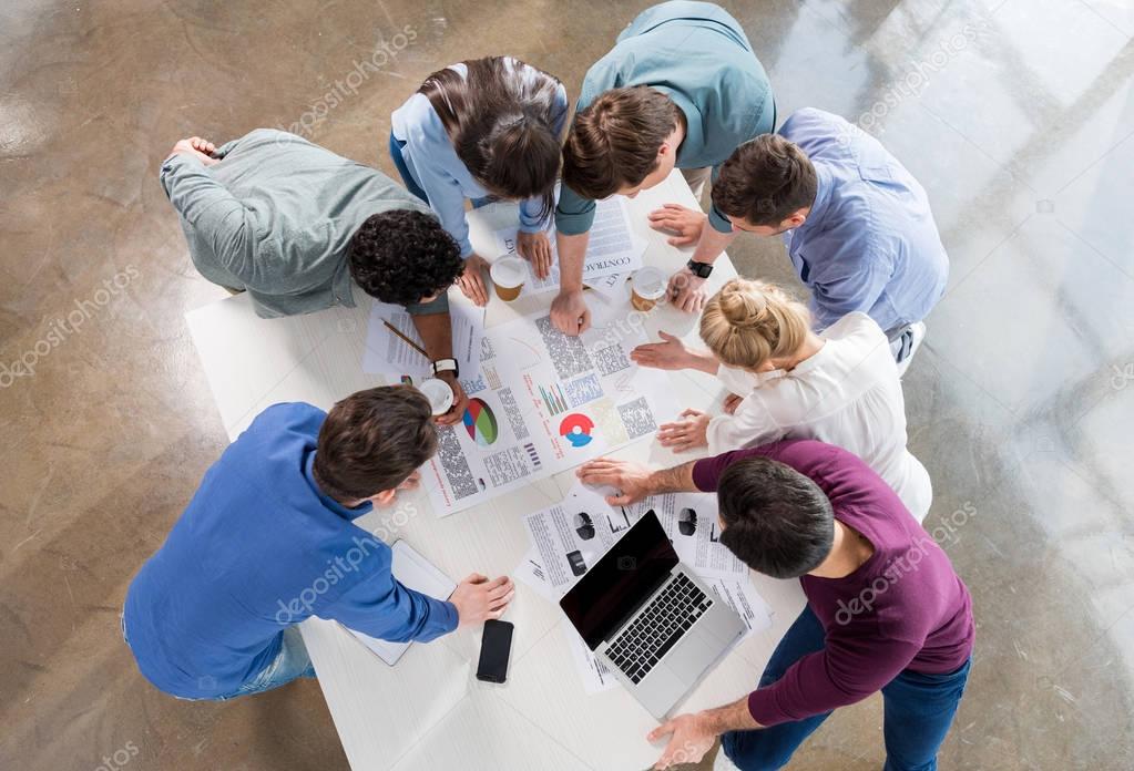 Tecnico informatico che supporta un ufficio aziendale