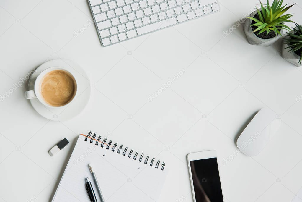 Notebook business aperto su una postazione di lavoro