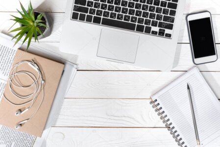 Esposizione di PC desktop e notebook in un negozio di informatica