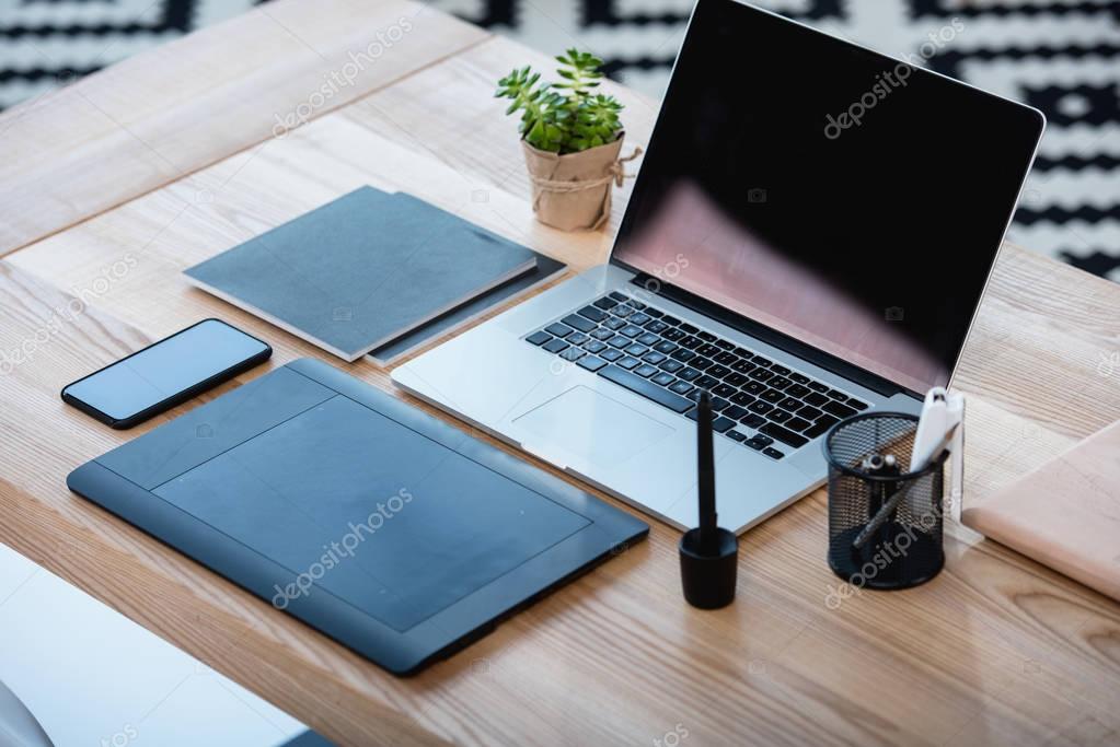Notebook professionale acceso su una scrivania