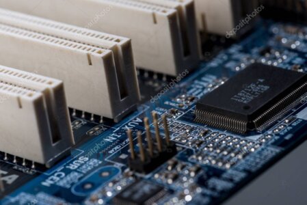 Componenti hardware per PC disposti su un banco di lavoro