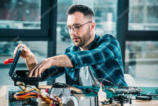 Tecnico informatico che lavora all’interno di un computer desktop