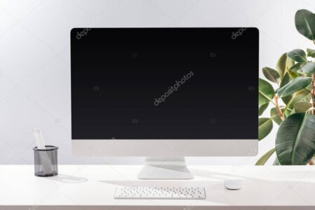 Postazione di lavoro con monitor, tastiera, mouse e accessori