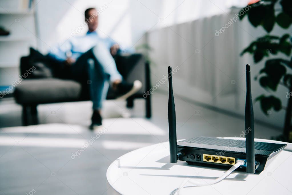 Router Wi-Fi acceso con luci di stato