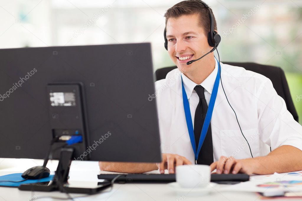 Consulente IT che parla con un imprenditore in ufficio