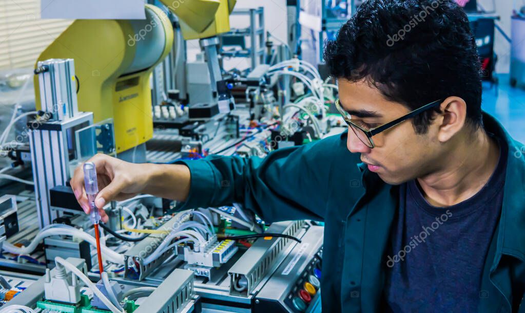 Banco di lavoro in laboratorio informatico