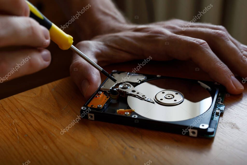 Unità SSD moderna appoggiata vicino a un computer portatile