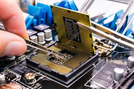 Tecnico informatico che lavora su un PC in laboratorio