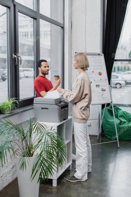 Stampante multifunzione in un ufficio moderno