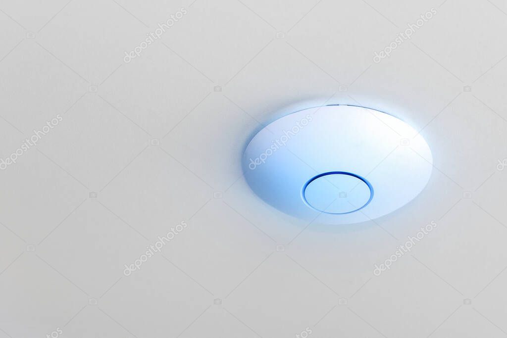 Access point Wi-Fi montato a soffitto in ufficio