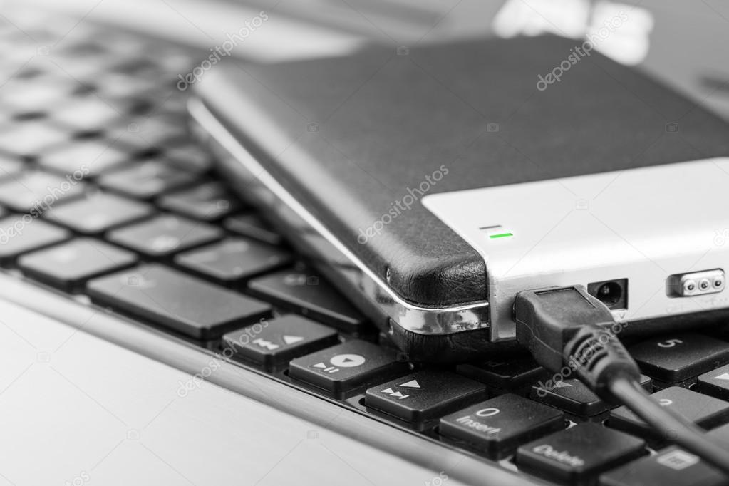 Hard disk per computer appoggiato su un tavolo