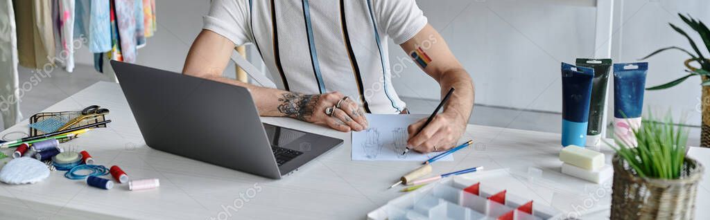 Riparazione di un notebook aperto su banco di lavoro