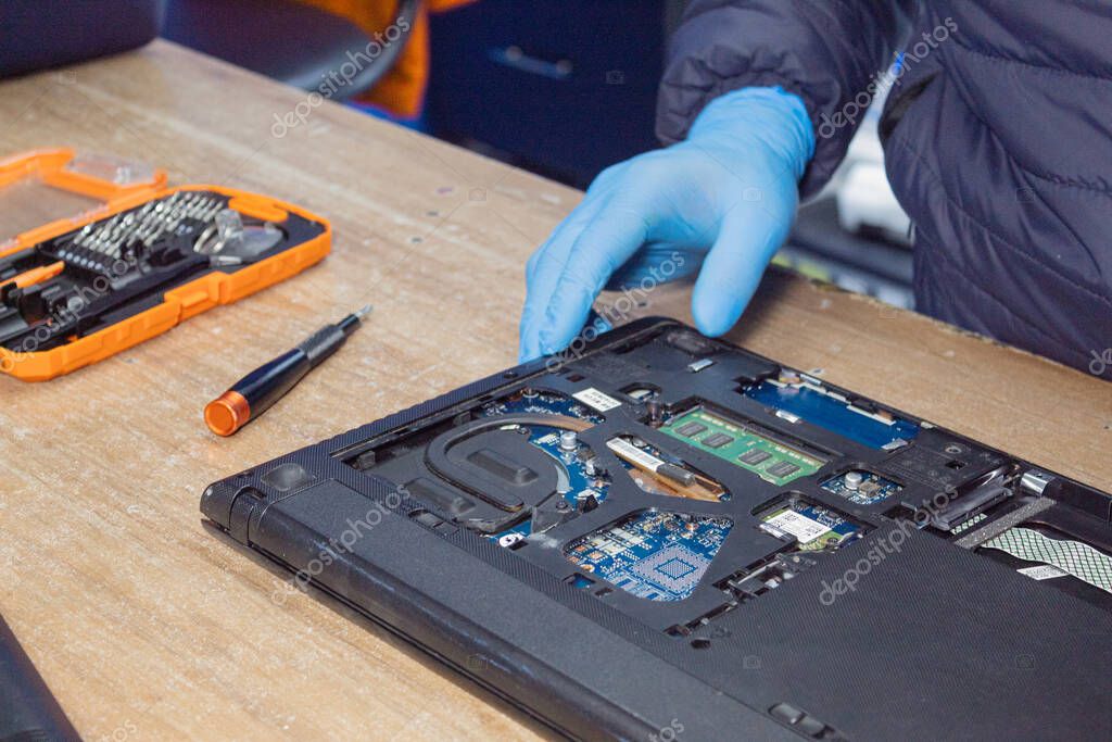 Tecnico che sostituisce componenti di un notebook