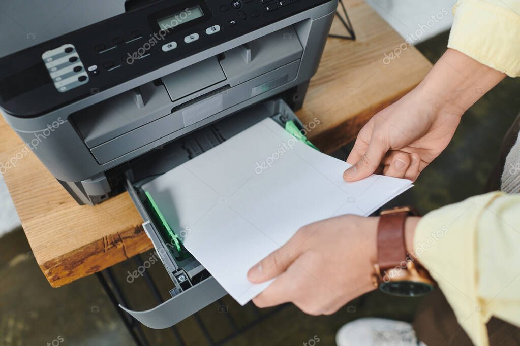 Stampante multifunzione su una scrivania di ufficio