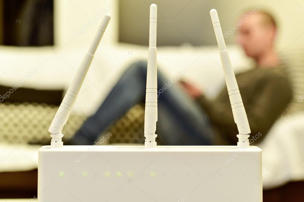 Router Wi‑Fi acceso su una scrivania di casa